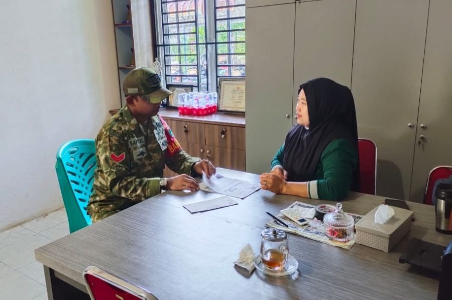 Babinsa Sungai Sebesi Laksanakan Komsos Pendataan Administrasi Kependudukan Warga