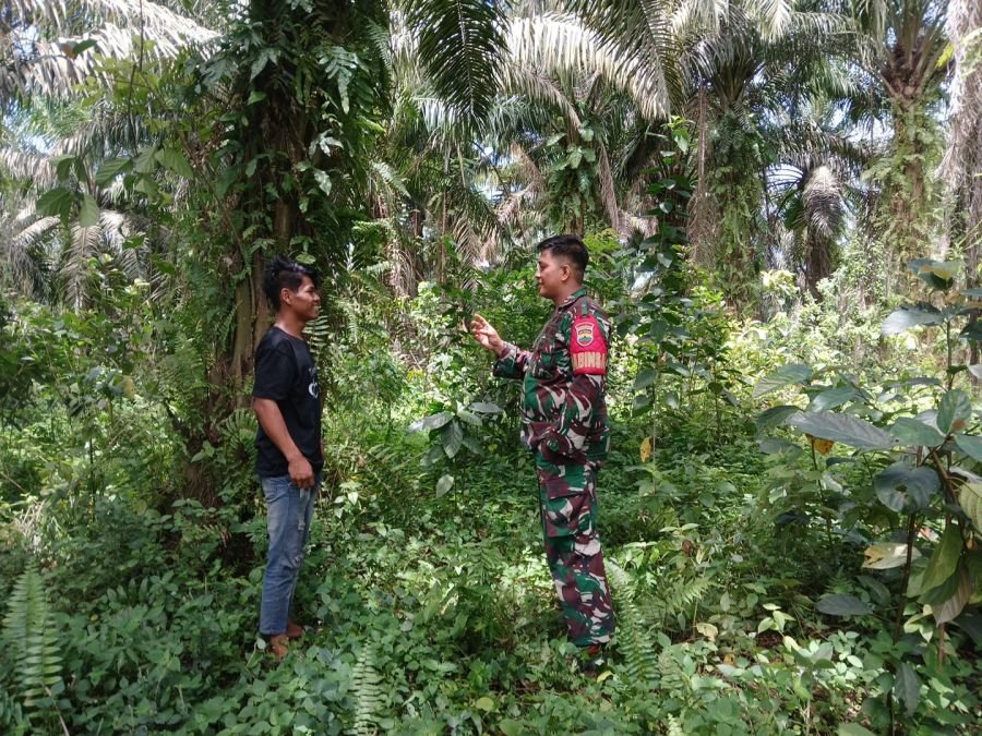 Babinsa Sungai Ukai Bersama MPA Intensifkan Patroli Karhutla di Rumbai Timur