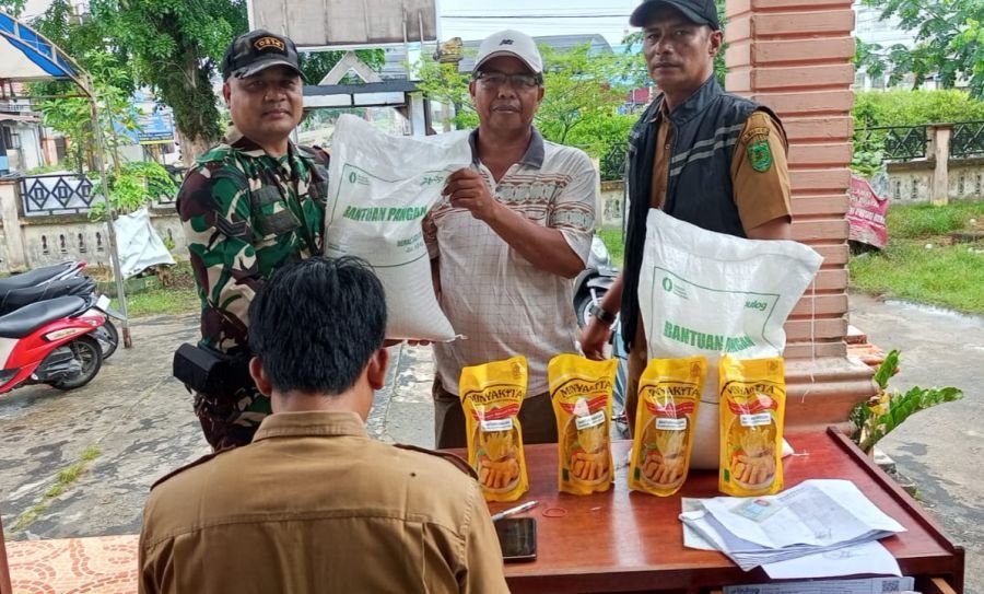 Babinsa tagaraja sertu Edili Z melaks dampingi pembagian sembako dari bulog untuk masyarakat