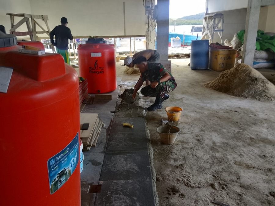 Babinsa Tambelan Bantu Pembangunan Penampungan Ikan Warga Kampung