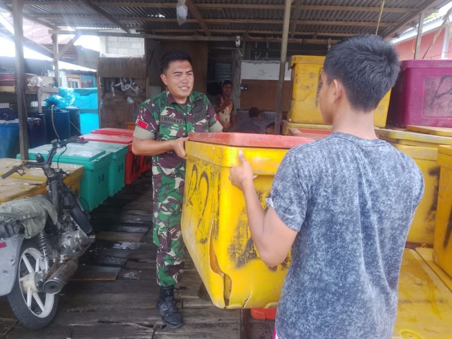 Babinsa Tambelan Bantu Penampung Ikan, Perkuat Kedekatan dengan Warga