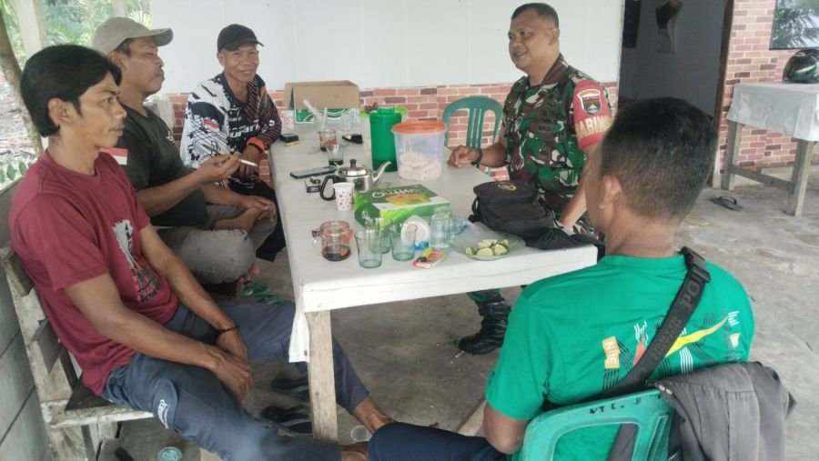Babinsa Tampan Hadir di Tengah Warga, Perkuat Komunikasi dan Kamtibmas