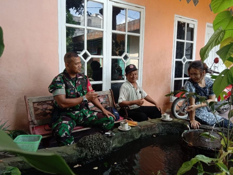 Babinsa Tampan Pererat Sinergi dengan Ketua RW Lewat Komsos Humanis di Payung Sekaki