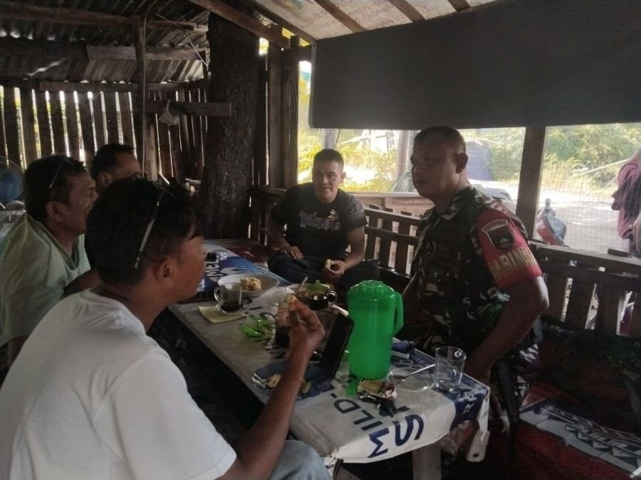 Babinsa Tampan Perkuat Kemanunggalan TNI-Rakyat Lewat Komsos Bersama Warga