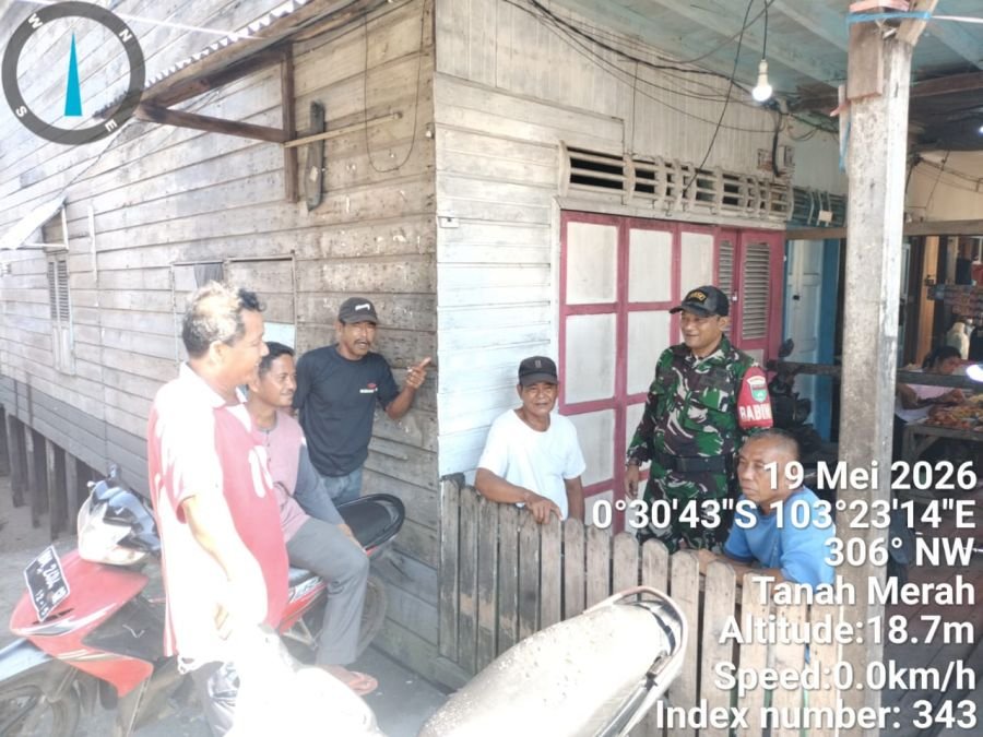Babinsa Tanah Merah Koramil 02/TM Ajak Warga Jaga Kamtibmas Lewat Silaturahmi