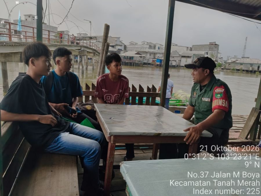Babinsa Tanah Merah Serka P. Siregar Komsos Bersama Warga,Himbau Pemuda Jaga Fisik Untuk Seleksi TNI