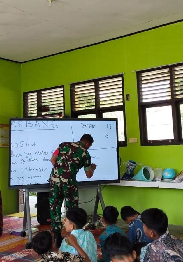 Babinsa  Tanamkan Bela Negara kepada Siswa Baru SMPN 7 Singingi
