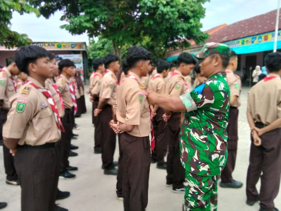 Babinsa Tanamkan Disiplin dan Cinta Tanah Air kepada Siswa SMK Migas Bumi Melayu Riau