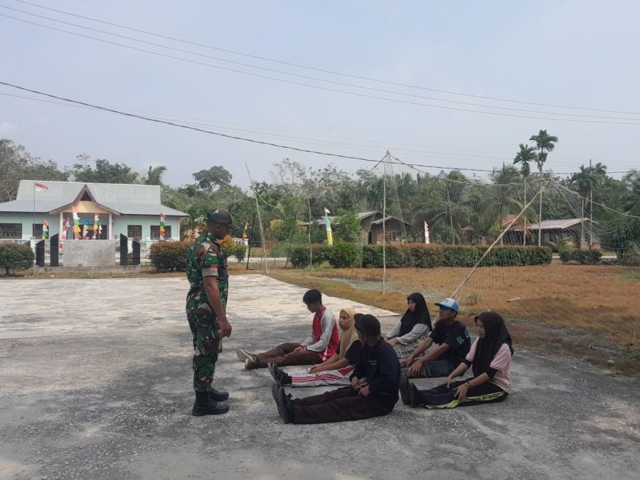 Babinsa Tanamkan Nilai Pancasila kepada Generasi Muda di Teluk Belitung
