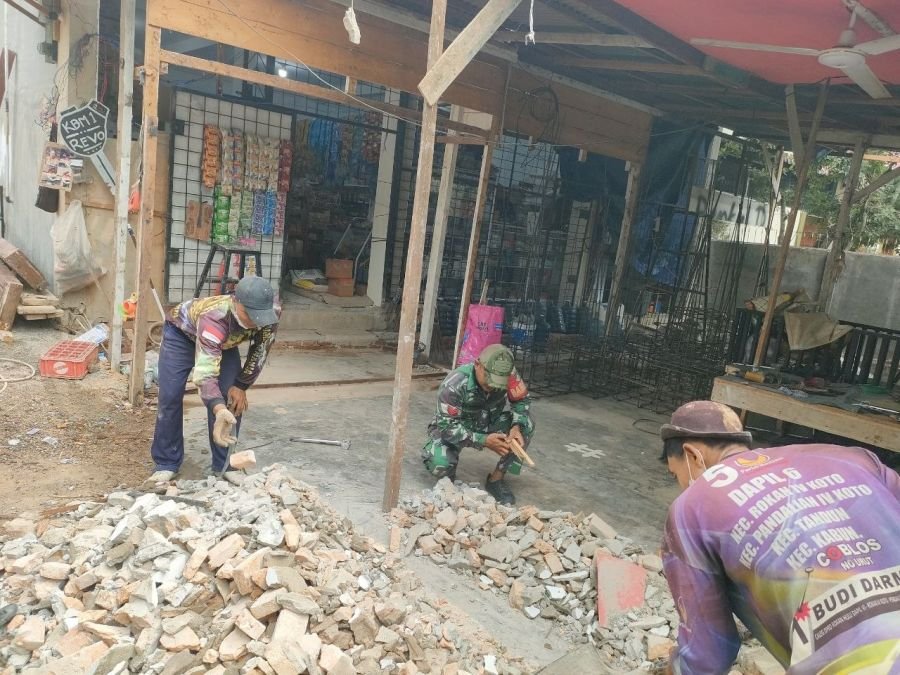 Babinsa Tandun dan Warga Bono Tapung Kompak Gotong Royong Bersihkan Puing