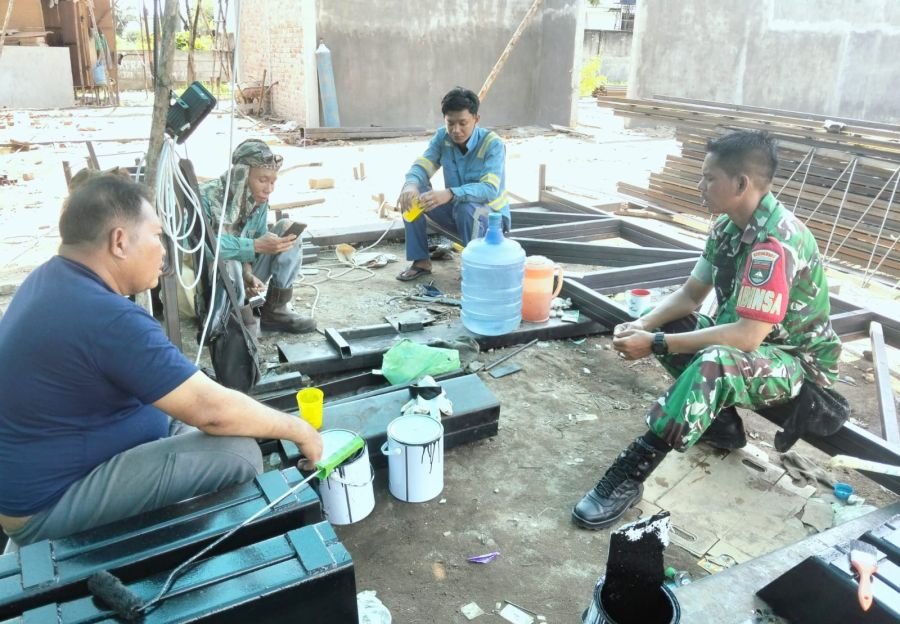 Babinsa Tangkerang Barat Ingatkan Keselamatan Kerja Pekerja Las Pembangunan Koperasi Merah Putih