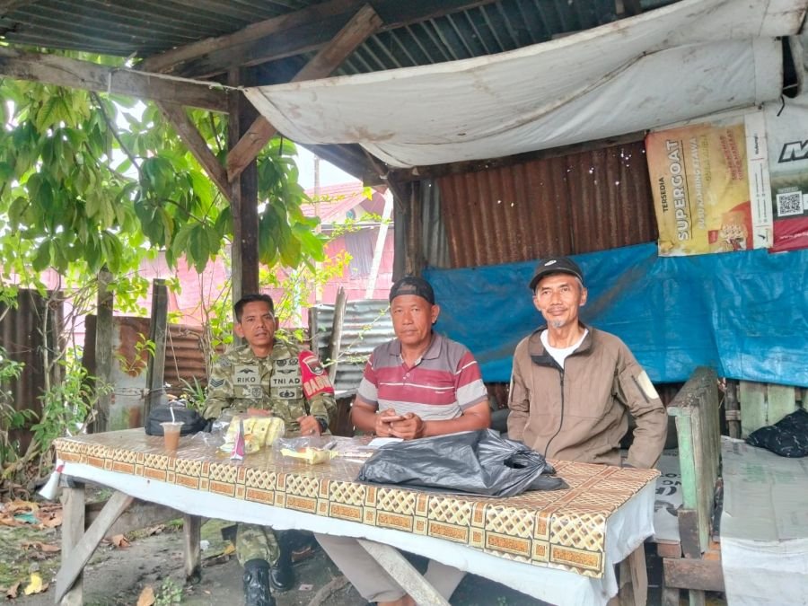 Babinsa Tangkerang Barat Perkuat Koordinasi Warga, Bahas Informasi Bansos Lewat Komsos