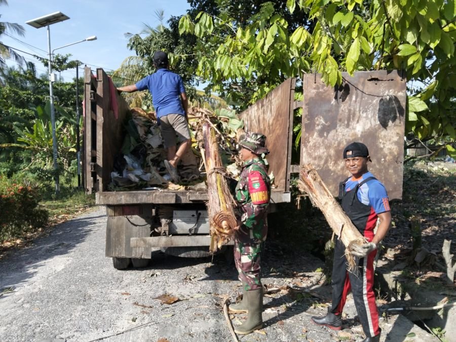 Babinsa Tangkerang Selatan Bersama Warga Gotong Royong Bersihkan Lingkungan