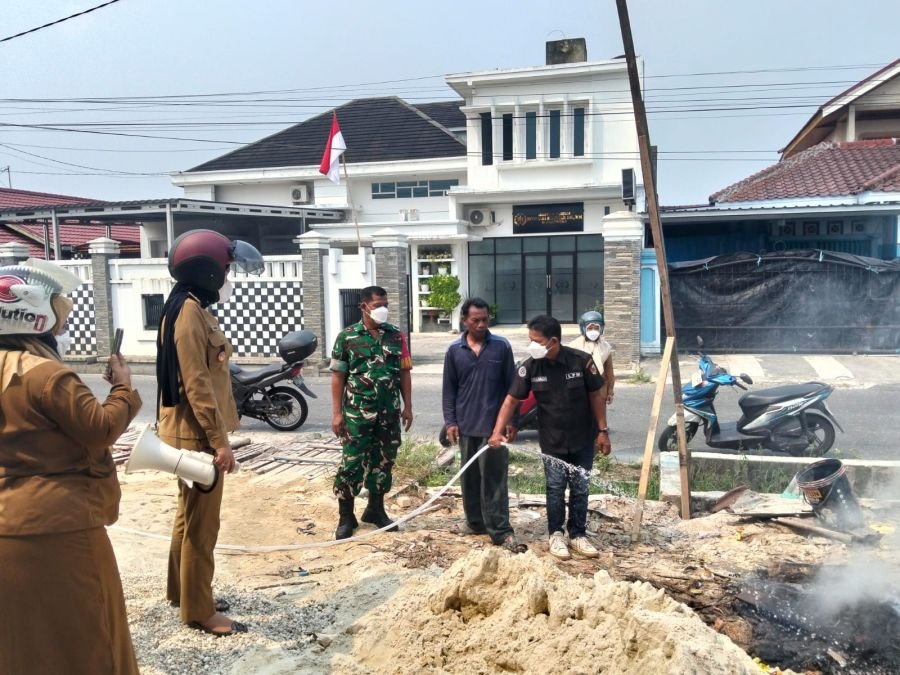 Babinsa Tangkerang Selatan Bersama Tiga Pilar Pasang Spanduk Larangan Memembakar