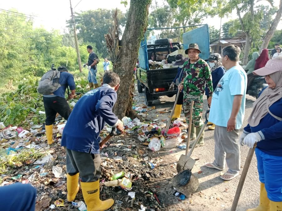 Babinsa Tangkerang Timur Bersama Warga Gotong Royong Bersihkan Sampah Liar di Jalan Singgalang