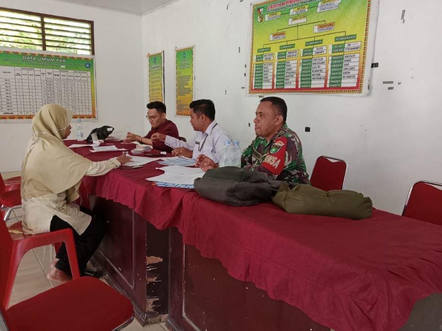 Babinsa Tangkerang Timur Dampingi Pembuatan Rekening PKH untuk Permudah Penyaluran Bantuan Sosial