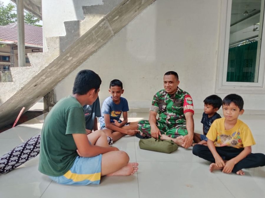 Babinsa Tangkerang Timur Edukasi Remaja dan Anak-anak Agar Bijak Gunakan Handphone dan Jauhi Narkoba