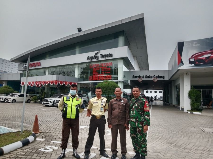Babinsa Tangkerang Timur Jalin Silaturahmi dengan Security Agung Toyota