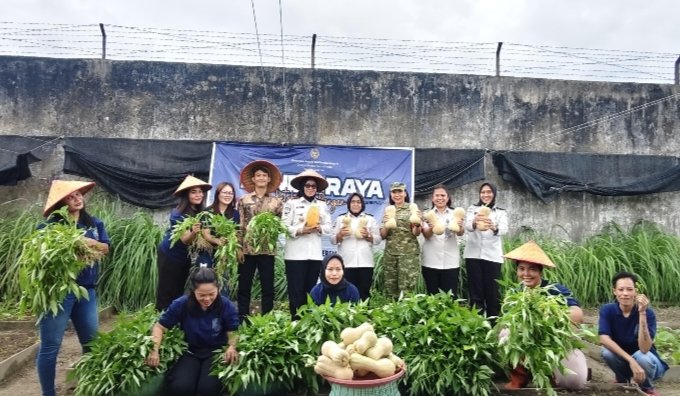 Babinsa Tangkerang Utara Dukung Panen Raya Ketahanan Pangan di Lapas Perempuan Pekanbaru