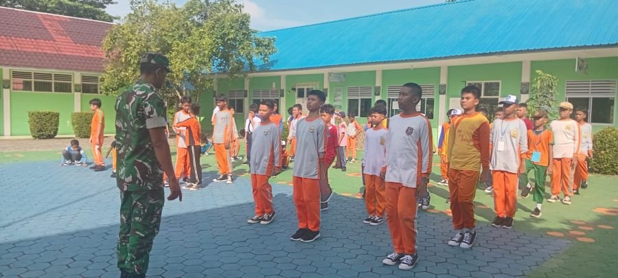 BABINSA TANJUNG AYUN SAKTI BERIKAN MATERI PERATURAN BARIS BERBARIS KEPADA PESERTA MPLS MTsN TANJUNGP