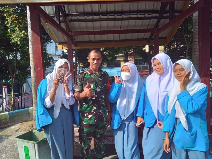 BABINSA TANJUNG AYUN SAKTI BERIKAN MOTIVASI BELAJAR KEPADA SISWI SMKN 2 TANJUNGPINANG