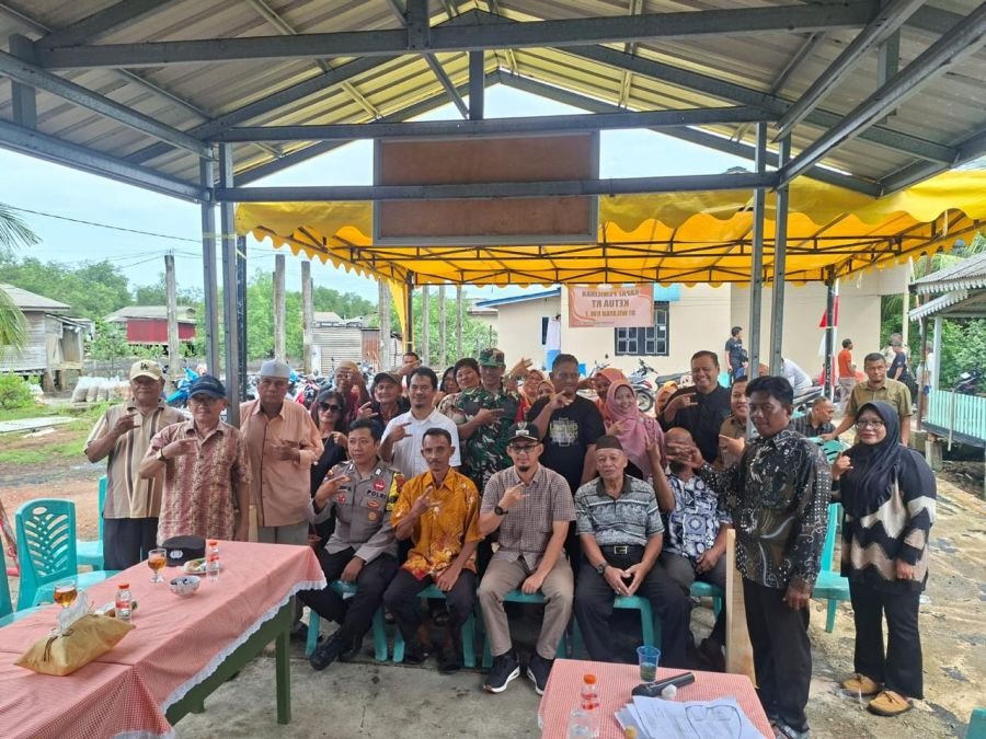 Babinsa Tanjung Ayun Sakti Hadiri Musyawarah Warga Perkuat Keamanan dan Kebersihan Lingkungan
