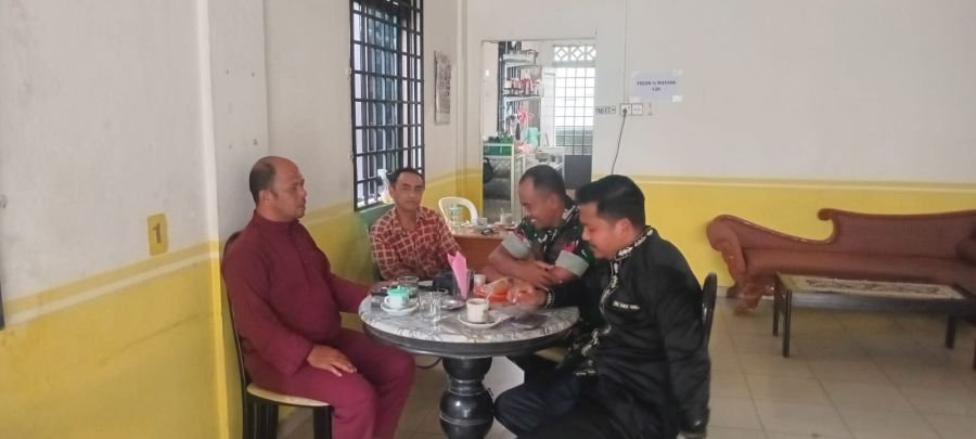 Babinsa Tanjung Ayun Sakti Koordinasi dengan Ketua RT dan Warga, Sosialisasikan Bahaya Narkoba