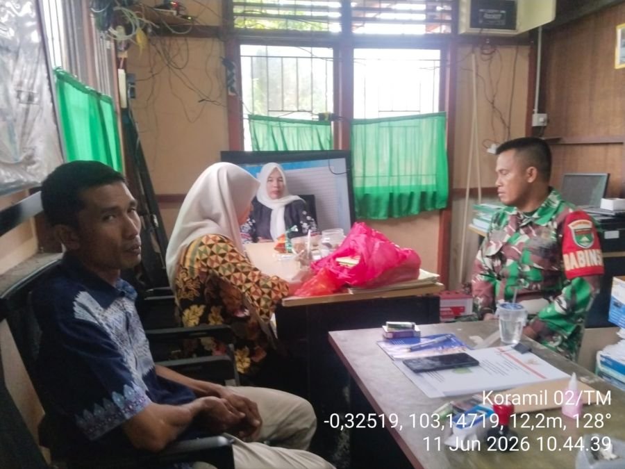 Babinsa Tanjung Baru Koramil 02/TM, Laksanakan Pengawasan Komduk Bersama Staf Desa Tekulai Hilir