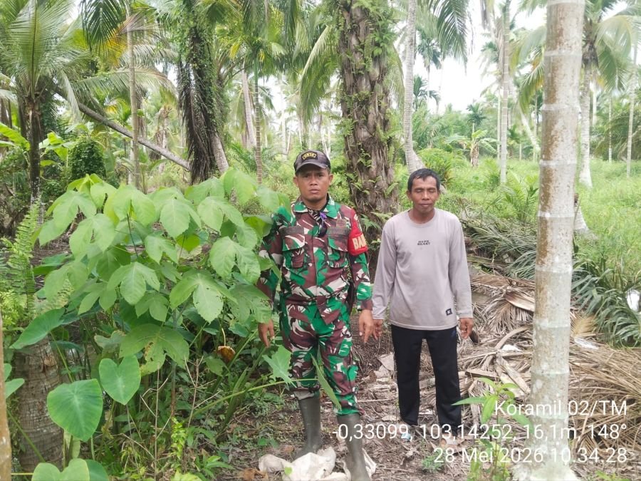 Babinsa Tanjung Baru Koramil 02/TM Patroli Tapal Batas Tekulai Hilir, Wilayah Bebas Titik Api