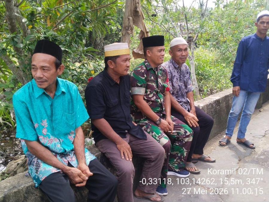 Babinsa Tanjung Baru Koramil 02/TM,Awasi SDM Komduk Bersama Warga Tekulai Hilir