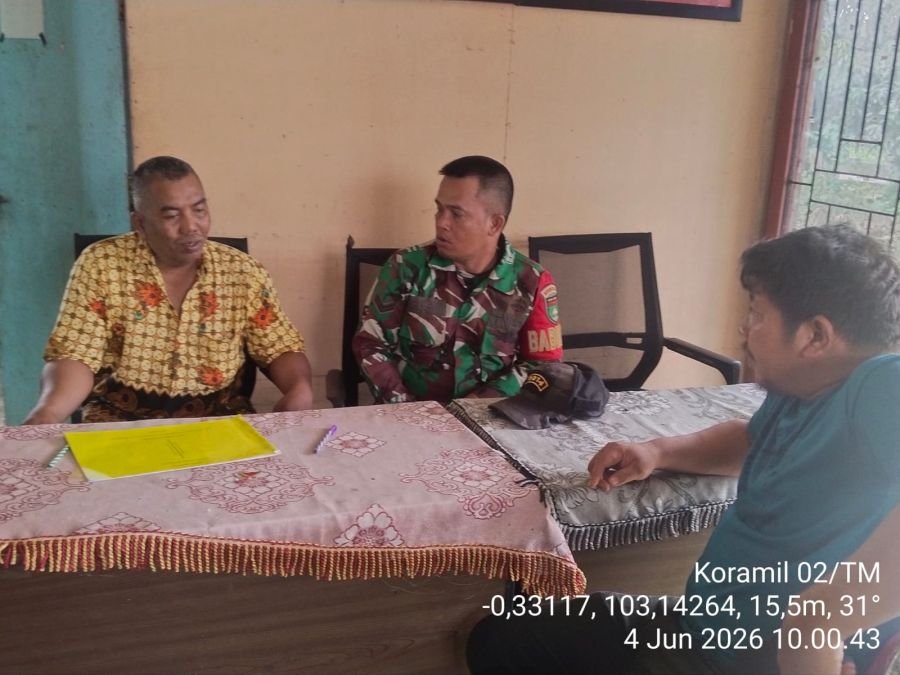 Babinsa Tanjung Baru Koramil 02/TM Laksanakan Pengawasan SDM Komduk Bersama Staf Desa Tekulai Hilir