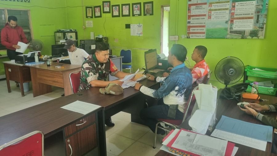 Babinsa Tanjung Batu Barat Sambangi Kantor Lurah, Perkuat Komunikasi Wilayah