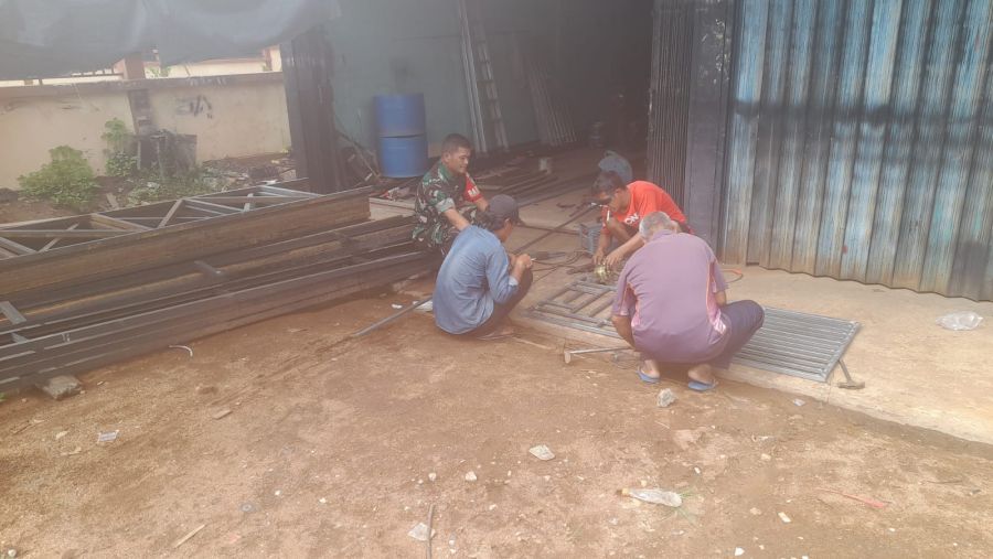 Babinsa Tanjung Batu Barat Tekankan Keselamatan Kerja di Bengkel Las