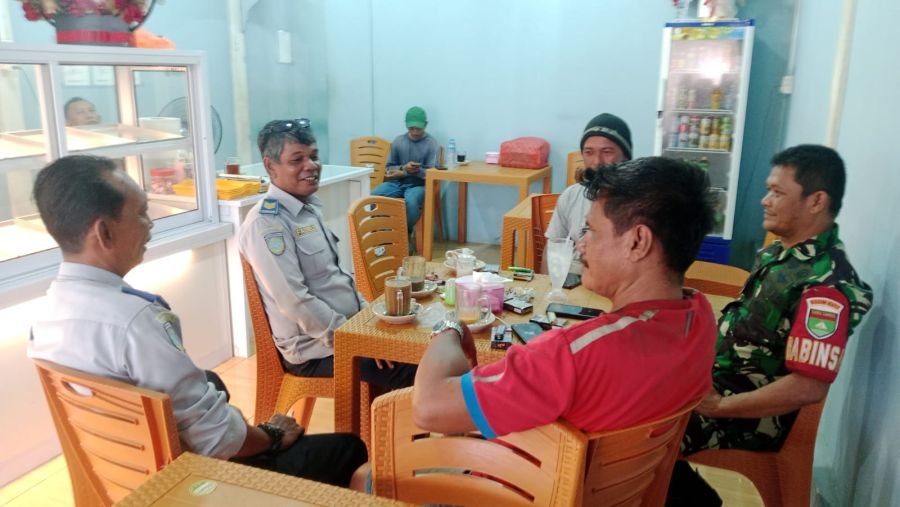 Babinsa Tanjung Batu Bergerak Benahi Parkir, Arus Lalu Lintas Lebih Lancar