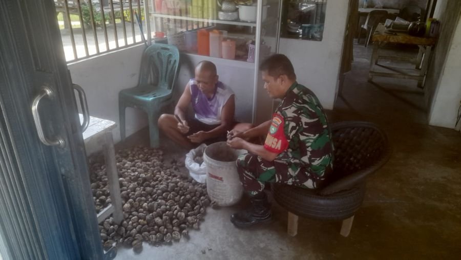 Babinsa Tanjung Batu Kota Bantu Warga Olah Pinang untuk Tambah Penghasilan