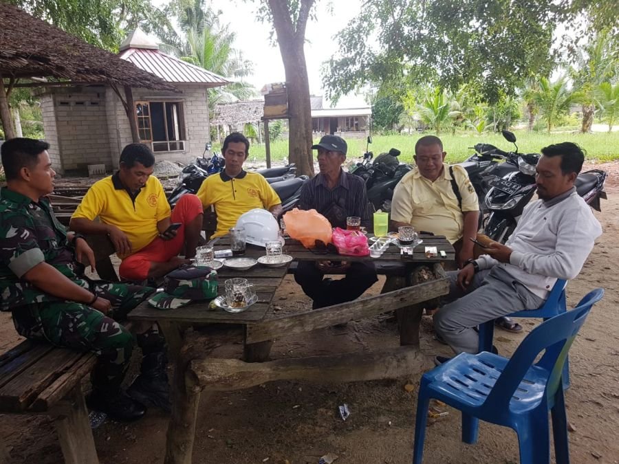 Babinsa Tanjung Berlian Ajak Warga Waspadai Hujan Tak Menentu