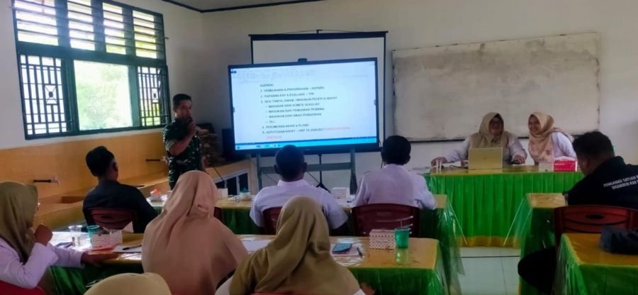 Babinsa Tanjung Berlian Dukung Penyusunan Kurikulum Sekolah