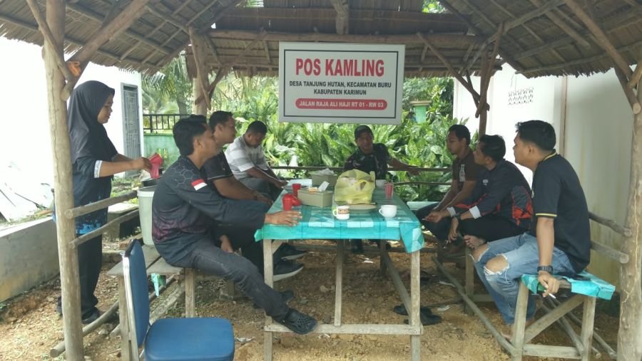 Babinsa Tanjung Hutan Ajak Pemuda Aktifkan Pos Kamling Jaga Keamanan Desa