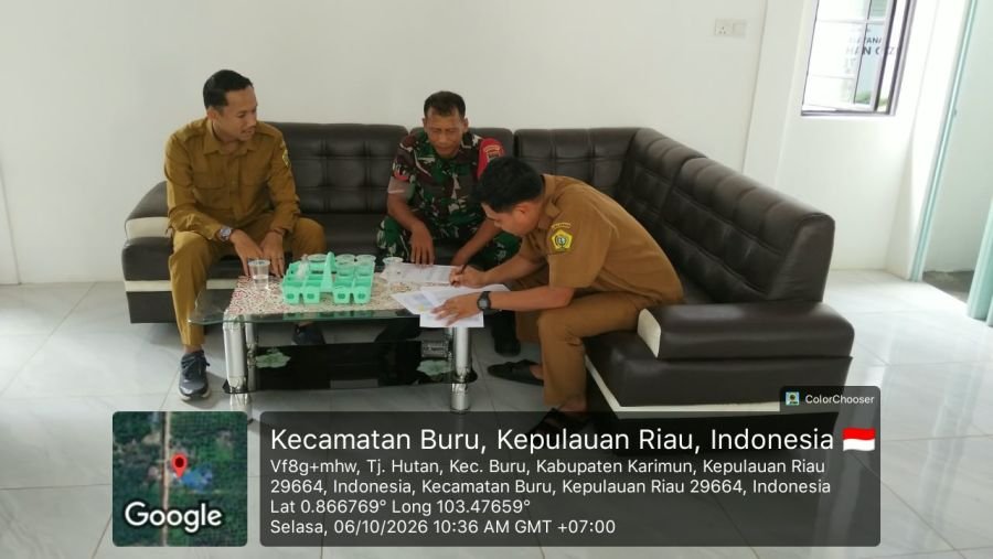 Babinsa Tanjung Hutan Cek Data Penerima Bantuan Bersama Desa