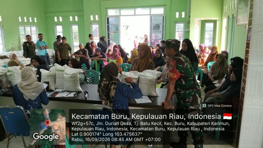 Babinsa Tanjung Hutan Pantau Penyaluran 12,4 Ton Beras untuk Warga Buru