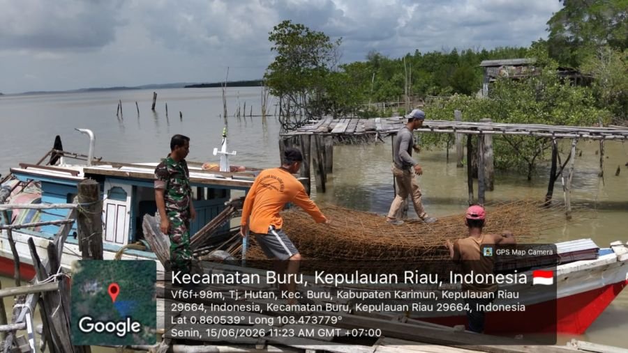 Babinsa Tanjung Hutan Tekankan Keselamatan Kerja Pekerja Angkut