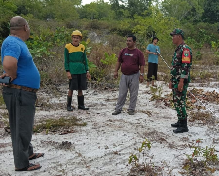 Babinsa Tanjung Perkuat Komunikasi Warga Saat Pembangunan Lapangan Voli