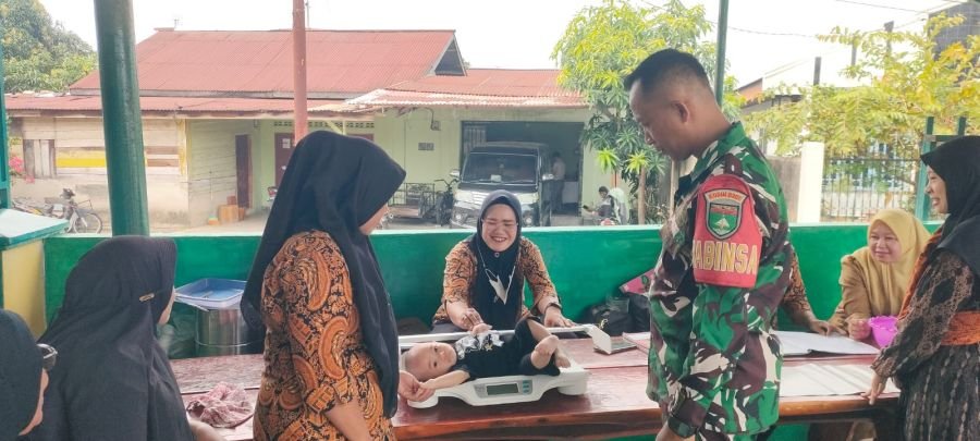 Babinsa Tanjung Rhu Ajak Orang Tua Aktif Pantau Tumbuh Kembang Balita Melalui Posyandu