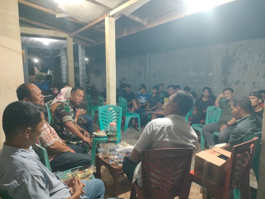 Babinsa Tanjung Rhu Ajak Warga Semarakkan HUT RI dan Sosialisasikan Rekrutmen TNI AD