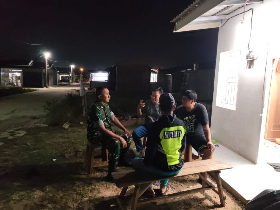 Babinsa Tanjung Rhu Ingatkan Warga Waspada Curanmor, Narkoba, dan Hoaks Saat Patroli Malam