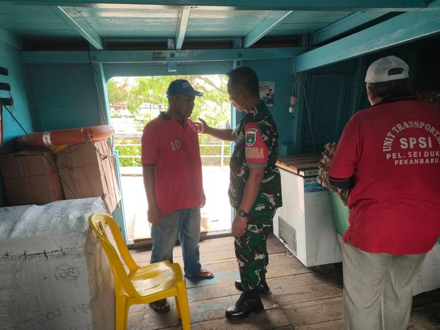 Babinsa Tanjung Rhu Sambangi KM Jelatik, Ajak Buruh dan Nakhoda Wujudkan Pelabuhan yang Aman dan Nya