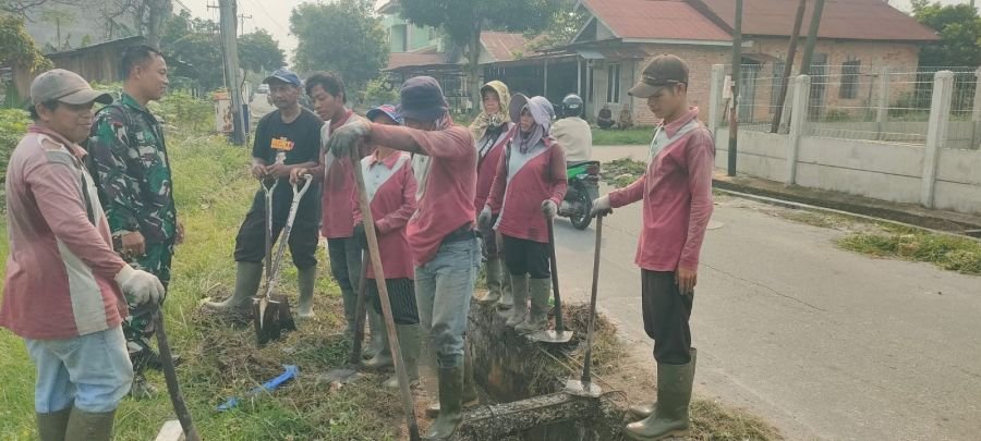 Babinsa Tanjung Rhu Turun ke Lokasi, Ingatkan Tim Lestari Jangan Abaikan Keselamatan Kerja
