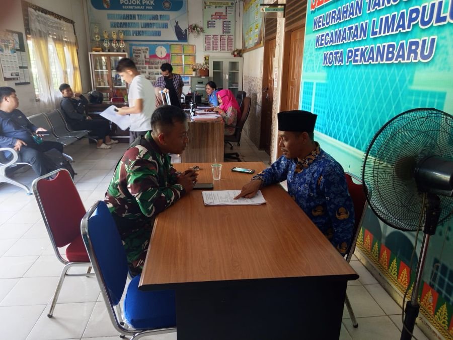 Babinsa Tanjung Rhu Turut Bantu Layani Warga, Wujudkan Pelayanan Publik yang Bersahabat