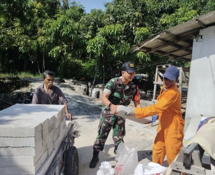 Babinsa Tanjung Sari Bantu Warga Turunkan Material Bangunan