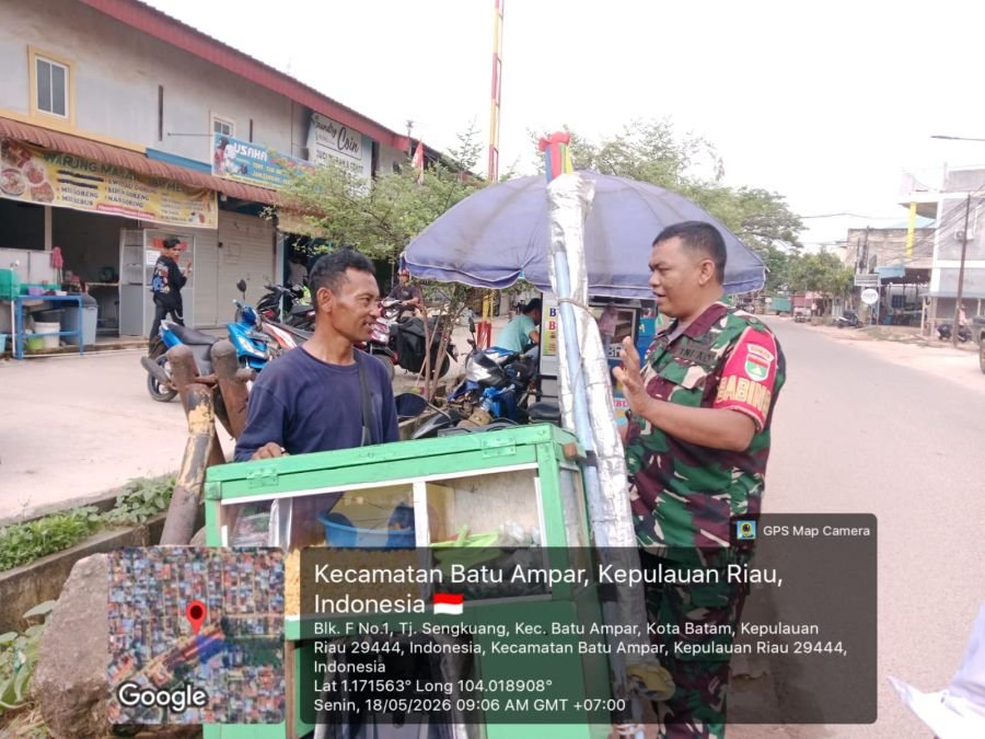 Babinsa Tanjung Sengkuang Ajak Pedagang Jaga Kebersihan dan Kamtibmas